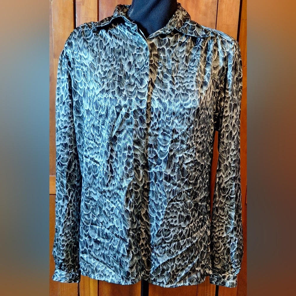 🪶LOUBELLA button-down shirt Size M